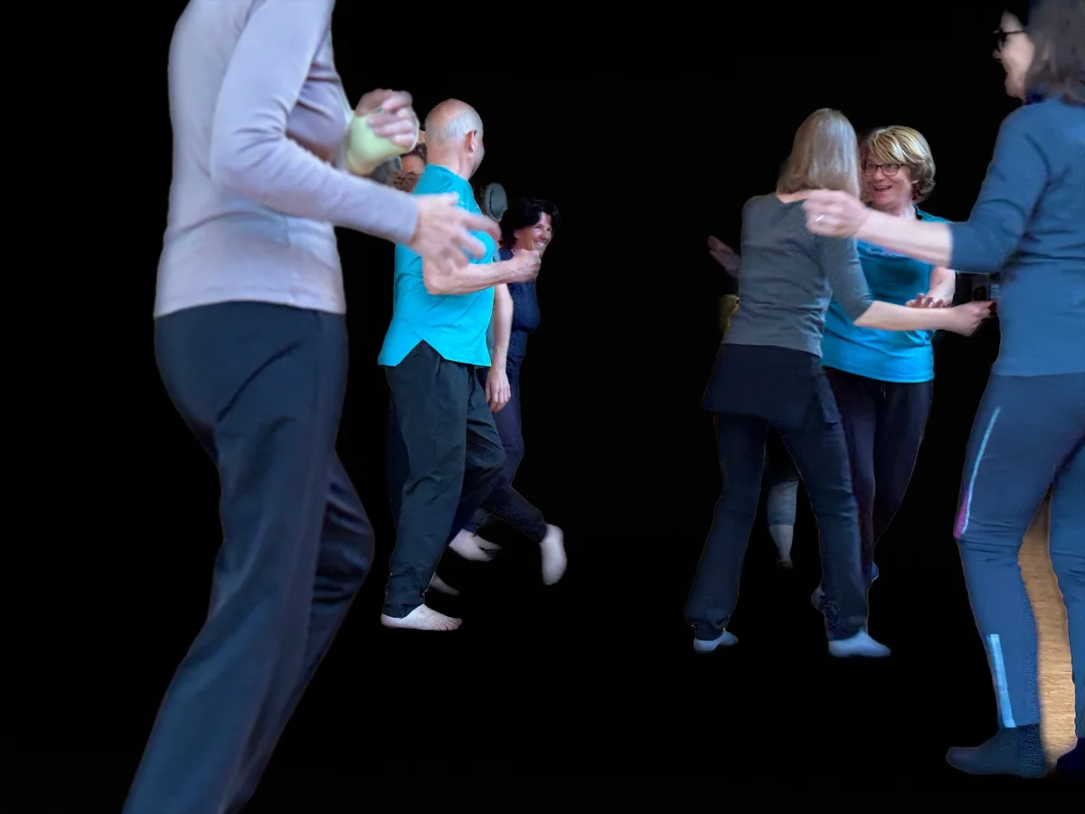 Menschen in freier Bewegung als Sinnbild für Lebendigkeit, Tanz und Bewegung