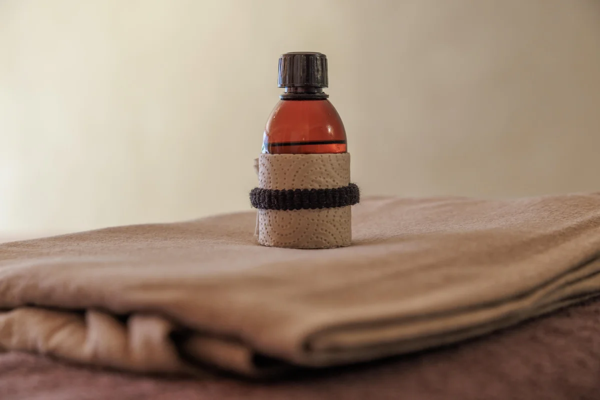 Massageöl auf Tüchern als Symbol für Ruhe, Präsenz und achtsame Körperarbeit