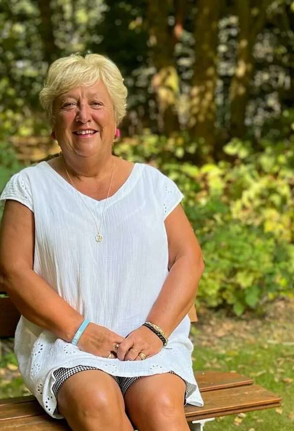 Sheila French im Grünen als Begleiterin für Trance-Medialität und mediale Beratung