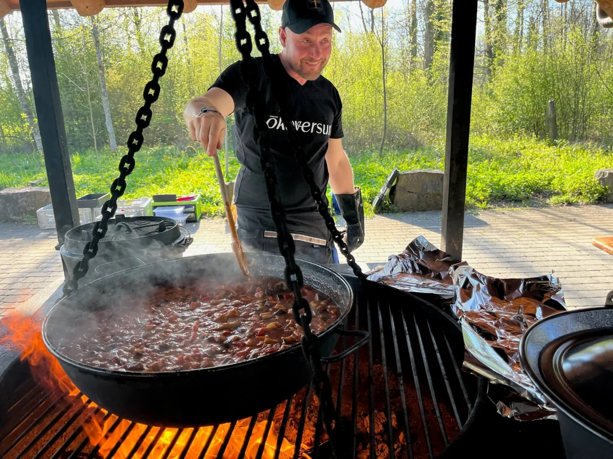 Sam Boonkue, Permakultur- und Lebensraumgestalter im Ökoversum beim Kochen über einer Feuerstelle