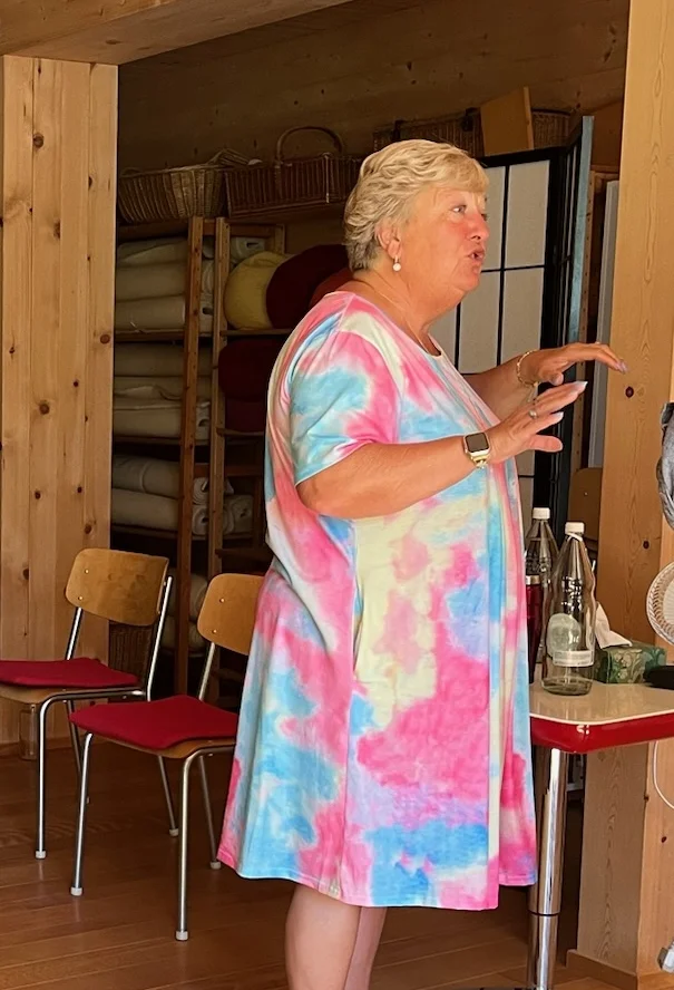 Sheila French leitet ein Trance-Seminar im Ökoversum