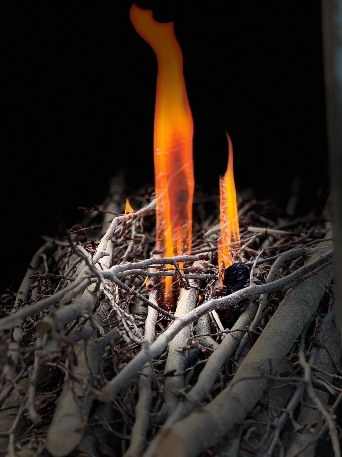 Flammen im Feuer als Sinnbild für innere Kraft, Wandlung und Selbstheilung