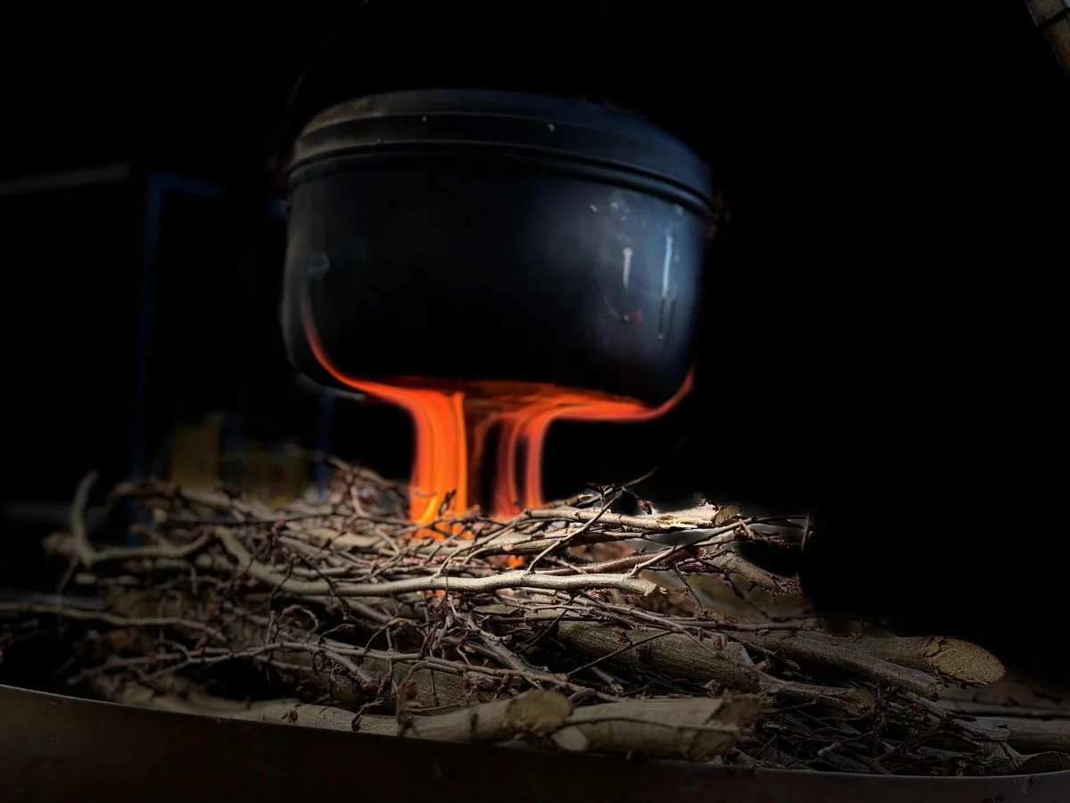 Topf über dem Feuer als Sinnbild für Wärme, Einkehr und die Rückkehr des Lichts zur Wintersonnenwende