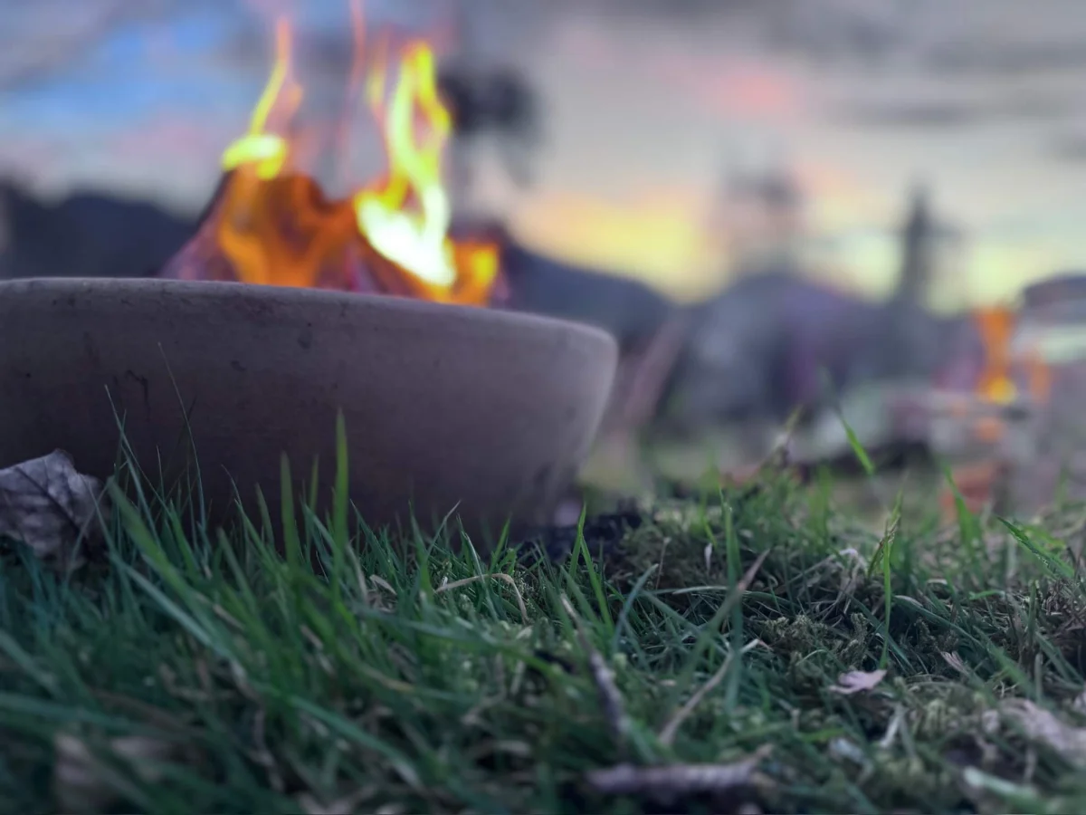 Feuer in der Abenddämmerung als Sinnbild für Balance, Loslassen und Übergang