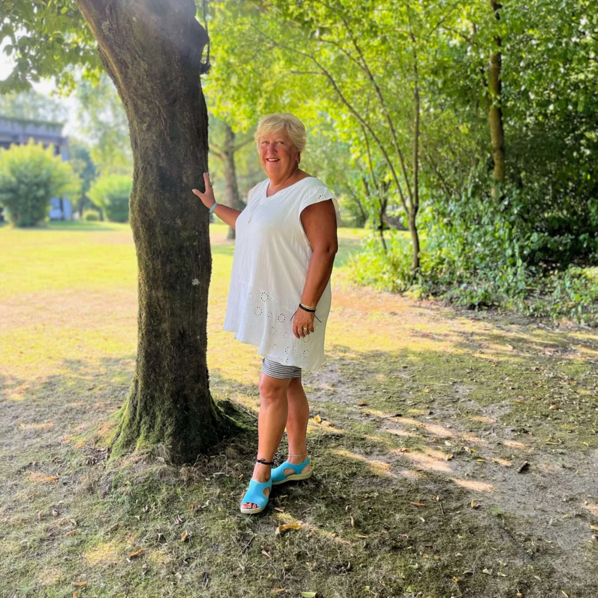 Sheila French, Trancemedium, an einem Baum lehnend