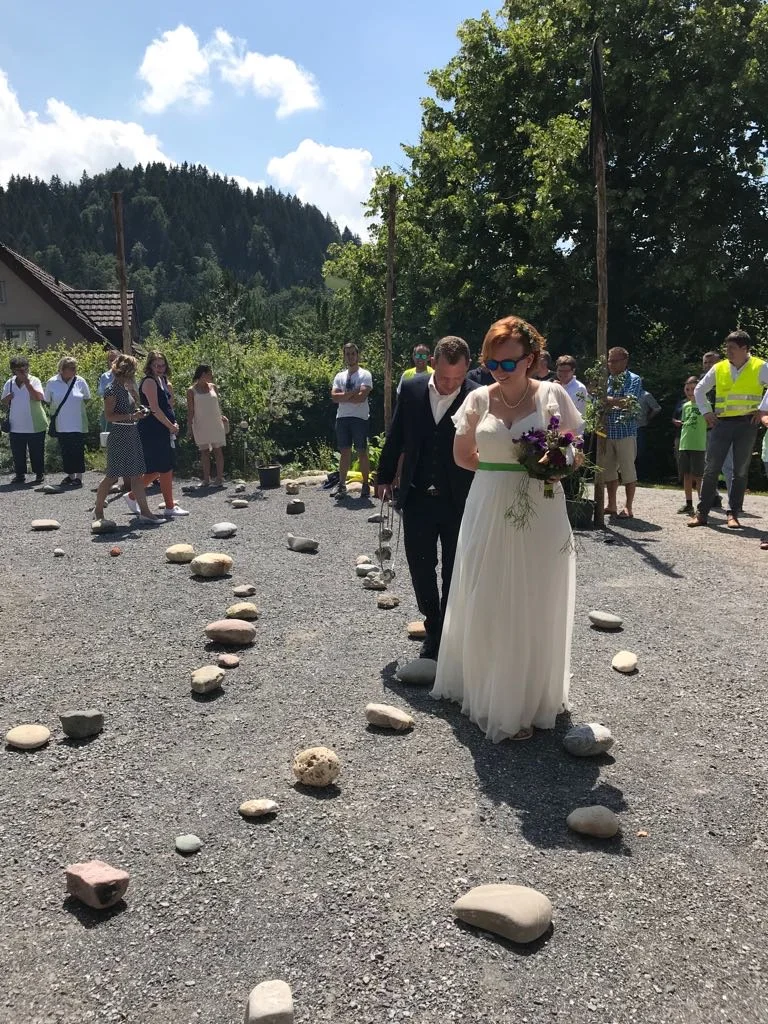 Freie Hochzeitszeremonie mit Brautpaar und Steinweg