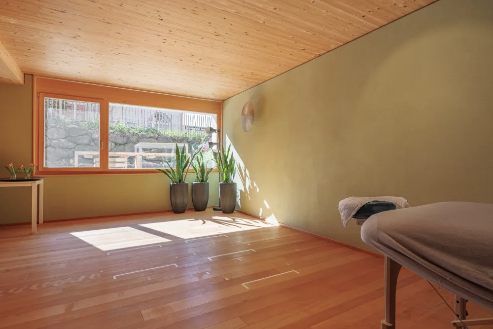 Kursraum im Ökoversum mit Massage Übungsliege