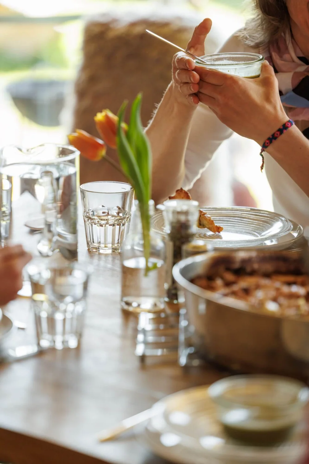 Gemeinsames Essen im Ökoversum als Teil von Begegnung und Gemeinschaft