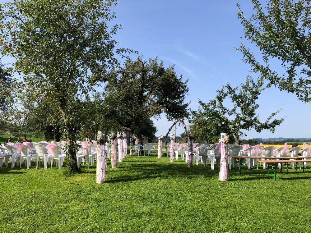 Vorbereiteter Platz für eine freie Hochzeitszeremonie im Garten