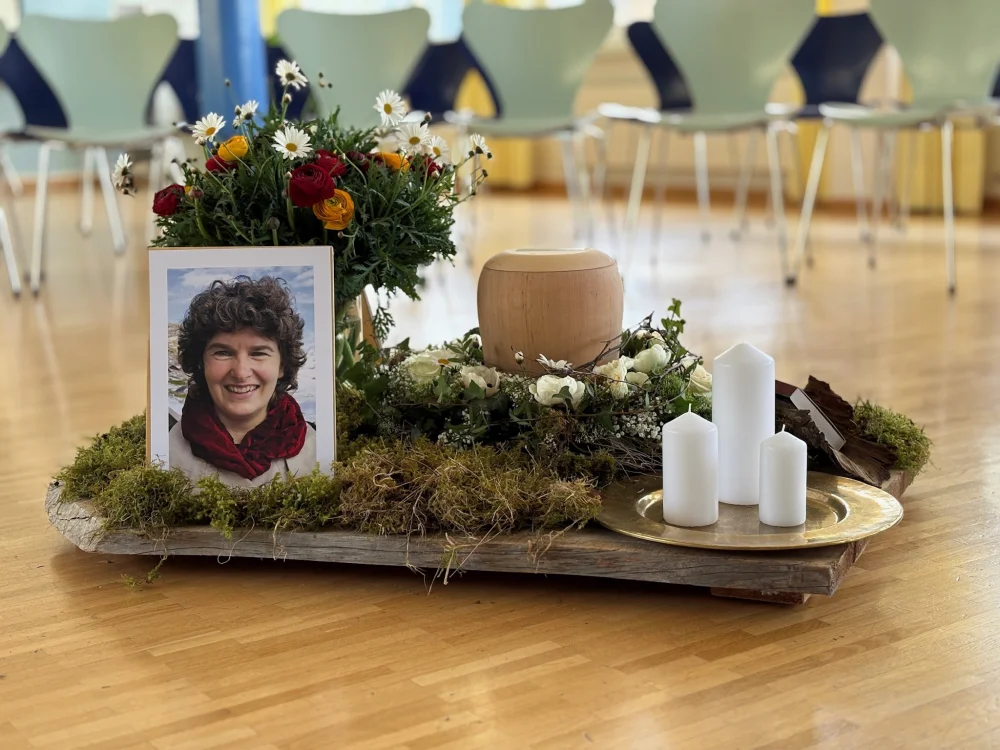 Abschiedsritual mit Kerzen, Blumen und persönlicher Erinnerung