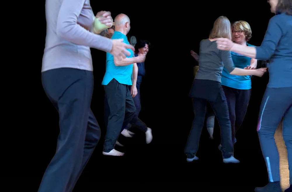 Menschen in freier Bewegung als Sinnbild für Lebendigkeit, Tanz und Bewegung