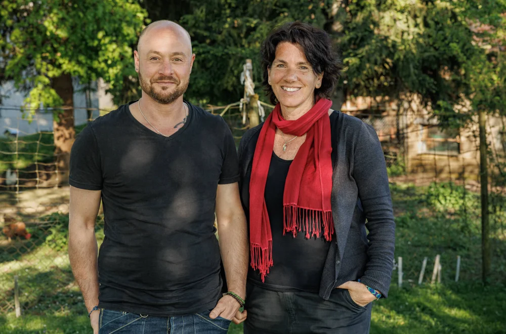 Sam Boonkue und Sandra Neff im Garten vom Ökoversum