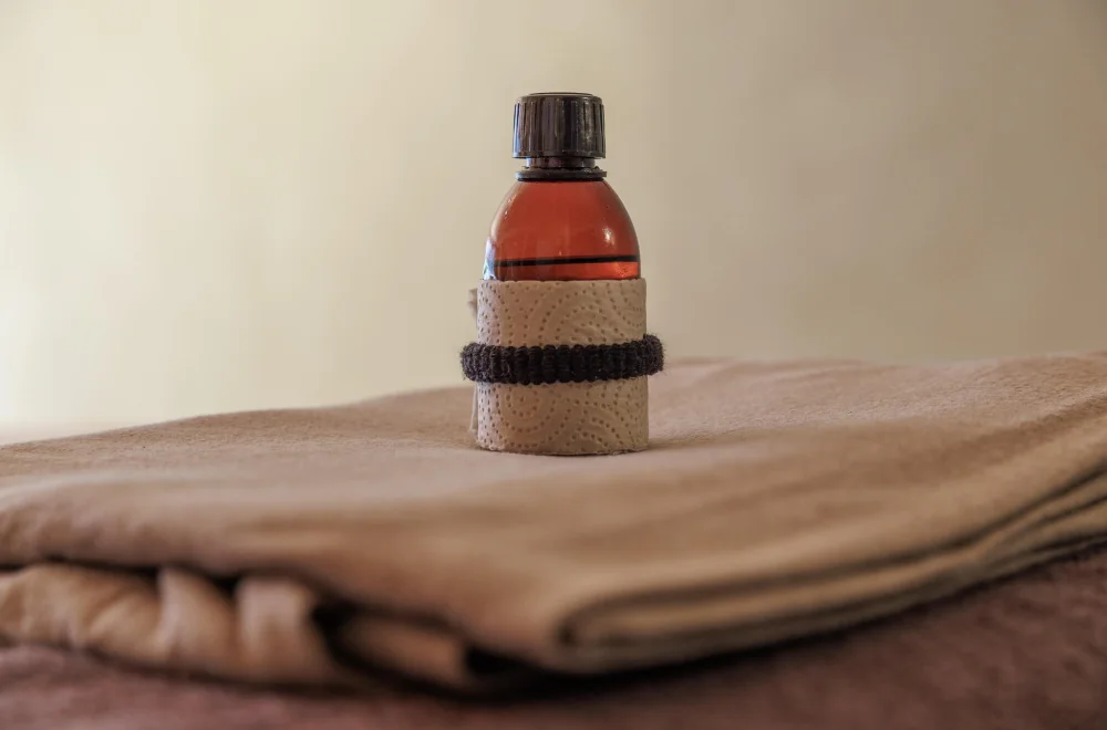 Massageöl auf Tüchern als Symbol für Ruhe, Präsenz und achtsame Körperarbeit