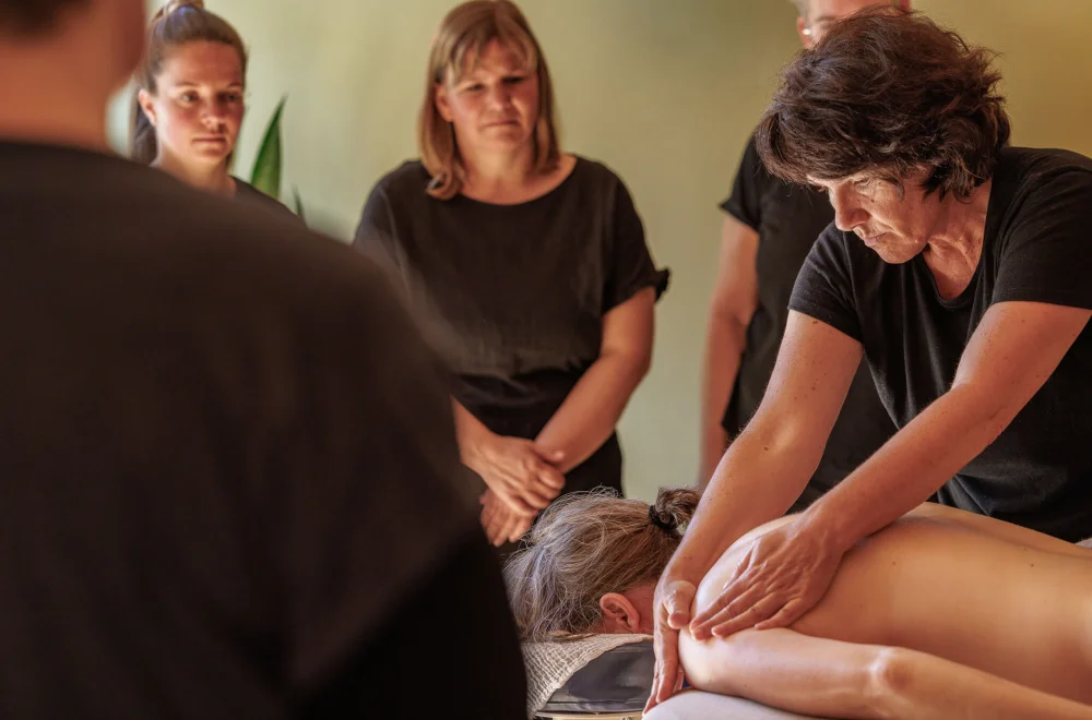 Dynamisch Integrative Massage DYMA Körperarbeit mit achtsamer Berührung in der Ausbildung