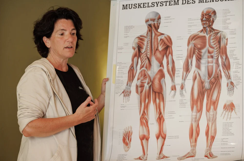 Sandra Neff erklärt Körperzusammenhänge in der DYMA-Ausbildung
