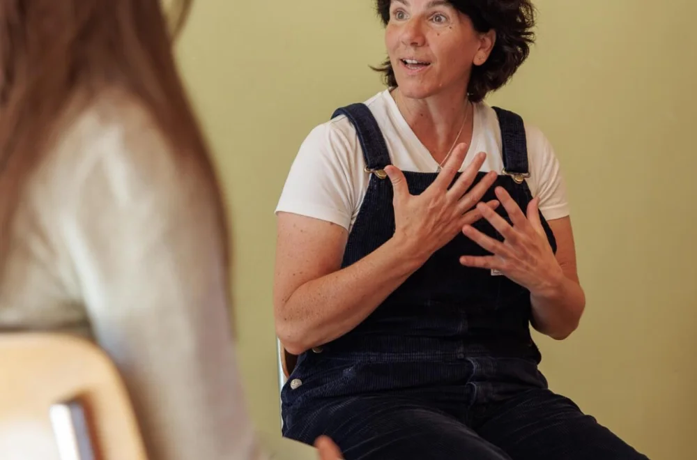 Emotionales Coaching- und Heilarbeit Sandra Neff begleitet eine Teilnehmerin in emotionalem Coaching und Heilarbeit