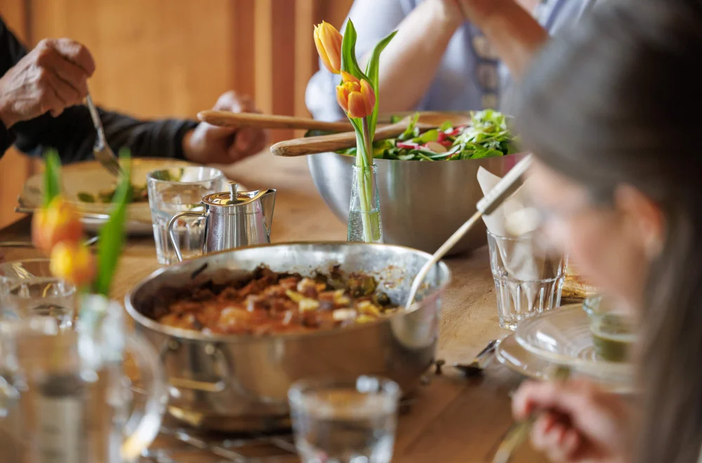 Kursteilnehmer beim gemeinsamen Mittagessen im Ökoversum