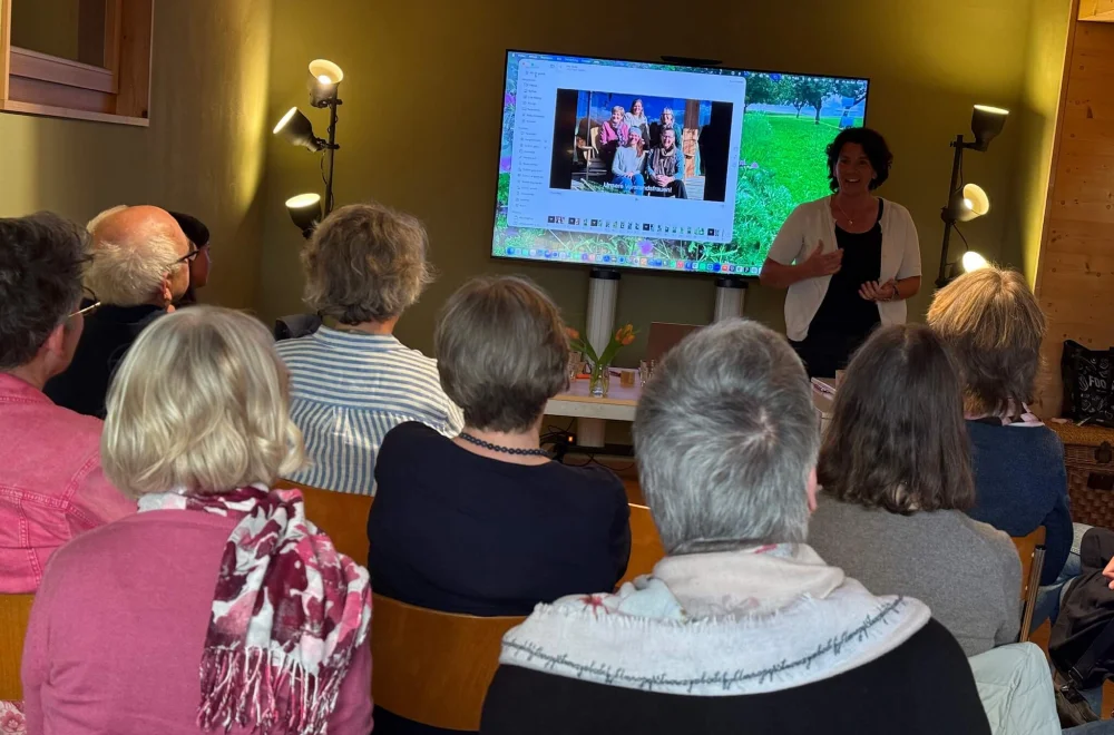 Interessierte bei einem Vortrag von Sandra Neff