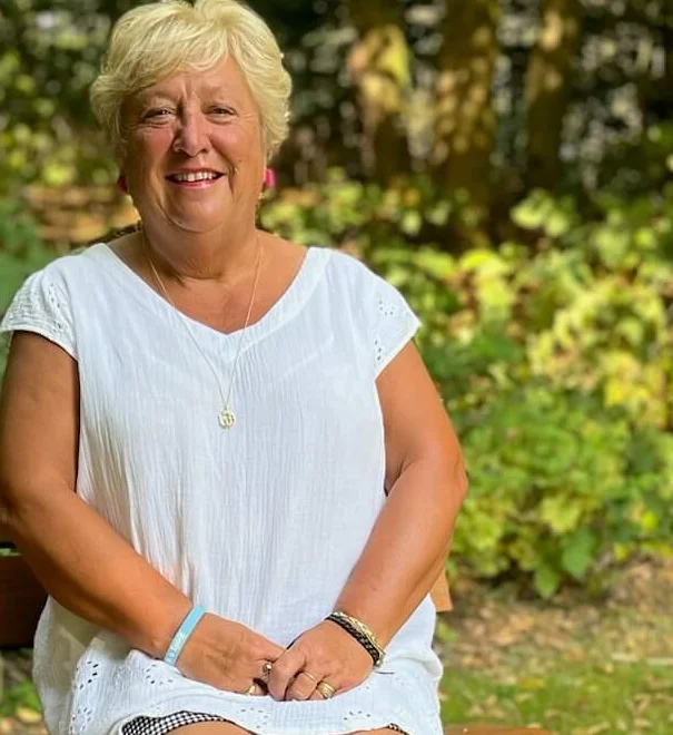 Sheila French im Grünen als Begleiterin für Trance-Medialität und mediale Beratung