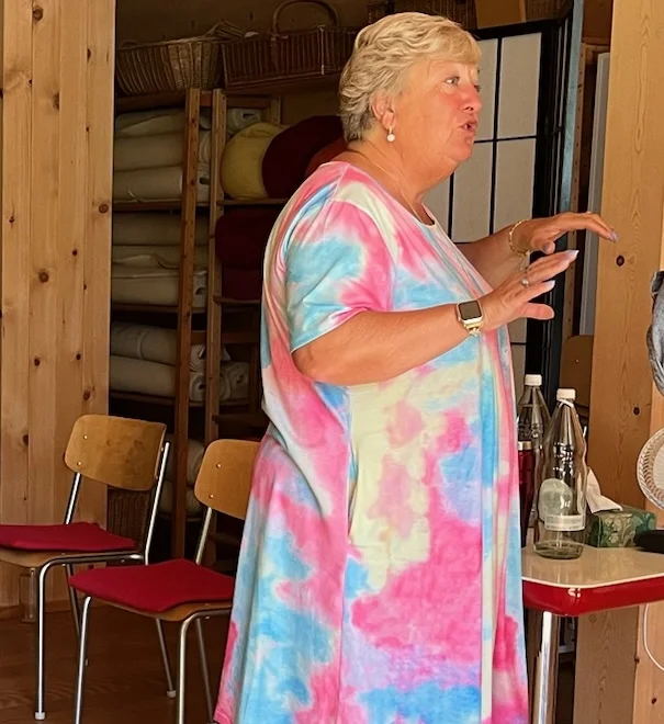 Sheila French leitet ein Trance-Seminar im Ökoversum