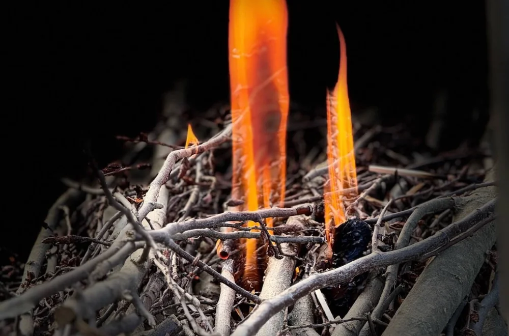 Flammen im Feuer als Sinnbild für innere Kraft, Wandlung und Selbstheilung