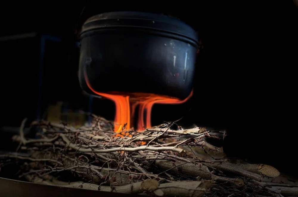 Topf über dem Feuer als Sinnbild für Wärme, Einkehr und die Rückkehr des Lichts zur Wintersonnenwende