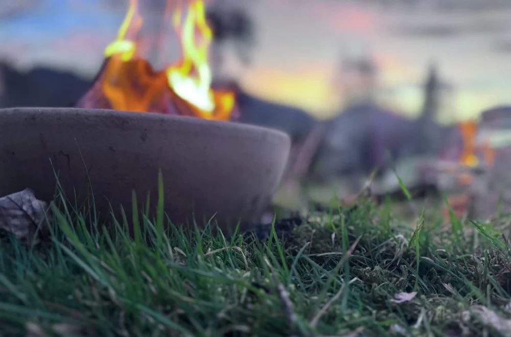 Feuer in der Abenddämmerung als Sinnbild für Balance, Loslassen und Übergang
