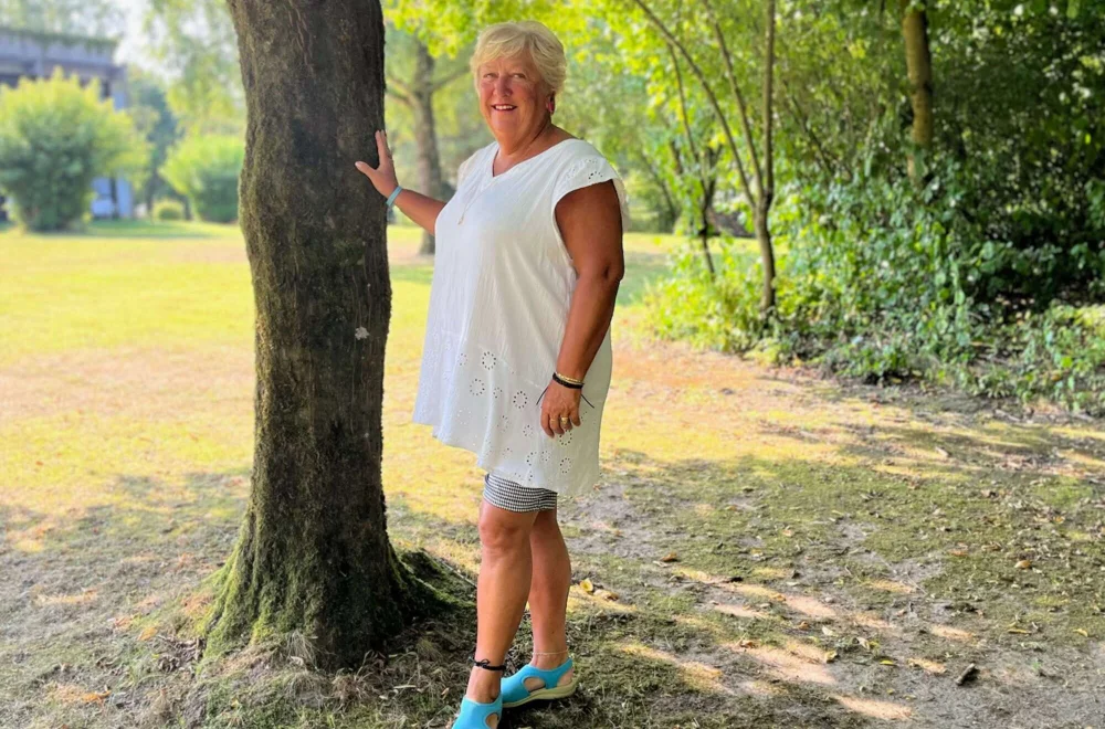 Sheila French, Trancemedium, an einem Baum lehnend 
